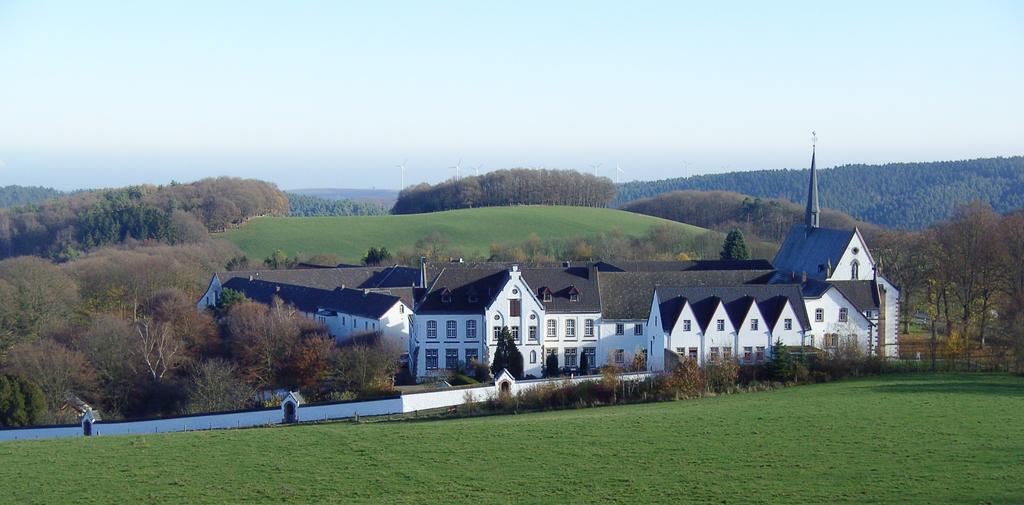 Hotel Restaurant Schmidter Bauernstube Nideggen Buitenkant foto