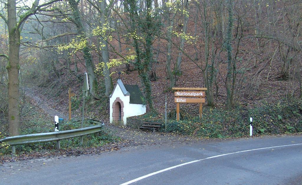 Hotel Restaurant Schmidter Bauernstube Nideggen Buitenkant foto